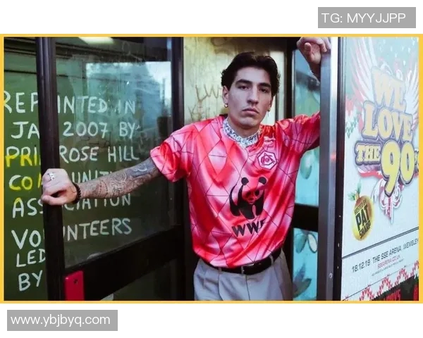 足球明星入场前的时尚穿搭揭秘引领潮流的球场风格与个人魅力展示